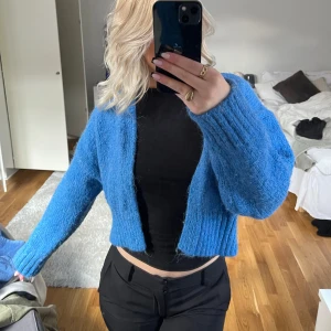 Stickad kofta - Söt blå stickad kofta😊