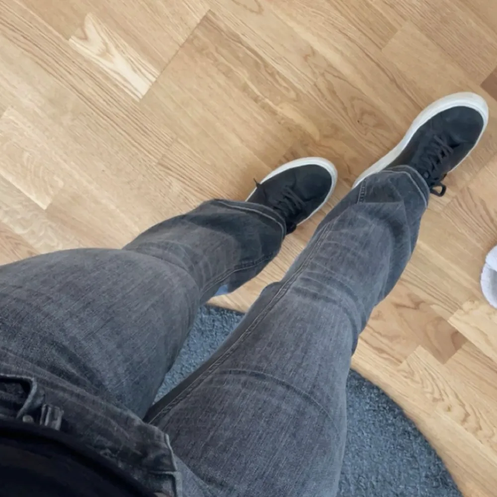 Säljer mina otroligt bekväma jeans pga de är lite för stora för mig  - Använda fåtal gånger, så ser fortfarande helt nya ut - Från Vero Moda - Orginalpris 499kr - Storlek L och i längd 32. Perfekt längd för mig som är 170cm. Jeans & Byxor.