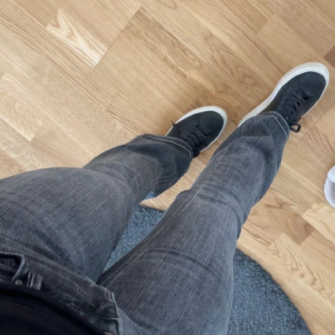 Grå jeans