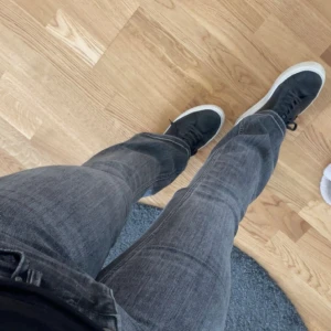 Grå jeans - Säljer mina otroligt bekväma jeans pga de är lite för stora för mig  - Använda fåtal gånger, så ser fortfarande helt nya ut - Från Vero Moda - Orginalpris 499kr - Storlek L och i längd 32. Perfekt längd för mig som är 170cm