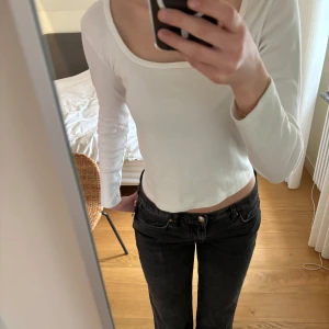 Brandy Melville tröja - Supersöt tröja från Brandy Melville i jättefint skick. Onesize men skulle säga att den är en xs/s. Hör av er!🤍