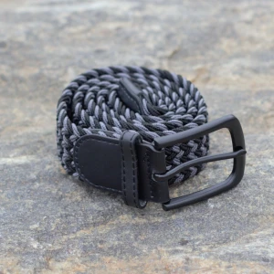 Flätat bälte svart/grå - Vi säljer nu ett efterfrågat flätat bälte i färgen svart/grå, one size.