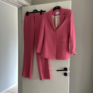 Kostym från Stockh LM (MQ) - Nyskick, använd fåtal gånger. Kavaj strl 36, kostymbyxor strl 34.