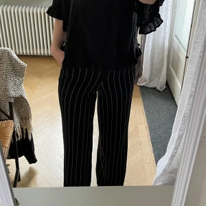 Kostymbyxor - Säljer snygga ”dra-på” kostymbyxor. Fint veckade och med fickor. Ingen knäppning utan har resår bak, så de är väldigt bekväma! Passar XS-M. Fint skick 🥰