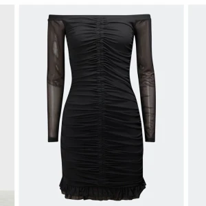 Svart tight klänning  - Svart klänning från bikbok, aldrig använd så prislappen hänger kvar.  Nypris 399