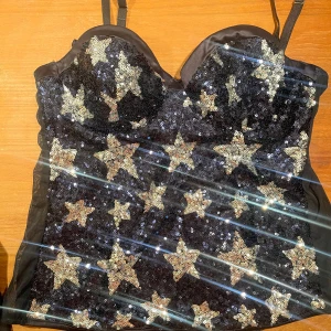 Intimissimi korsett topp stjärnor - Säljer nu denna otroligt fina korsett topp från intimissimi med paljetter på! Dösnygg 😍😍 Perfekta festtoppen. 100kr billigare än den andra annonsen för denna topp som finns uppe nu ;) Andra bilden är lånad 😊