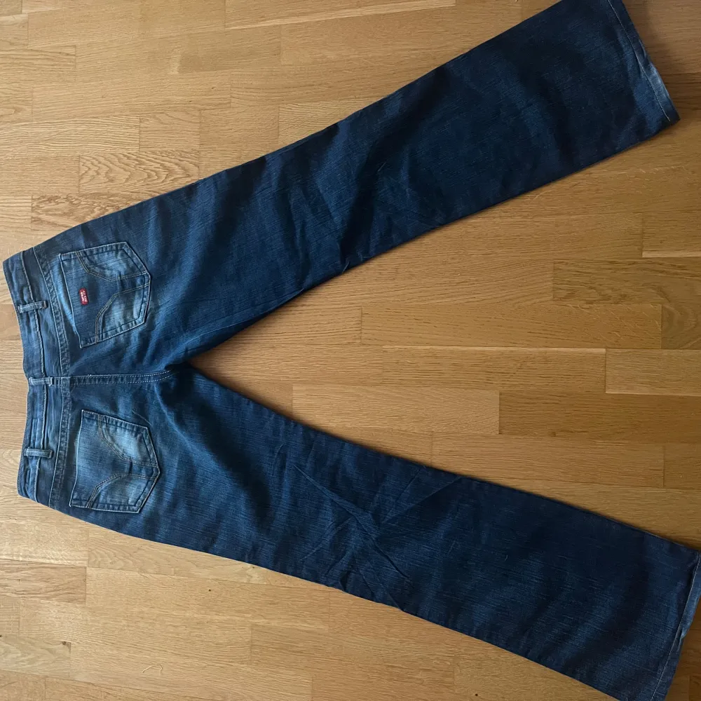 Lågmidjade bootcut jeans från miss sixty. Ingen strech. Jeans storlek 31. Ca 80 cm i innerbenslängd.🩷👖. Farkut & Housut.