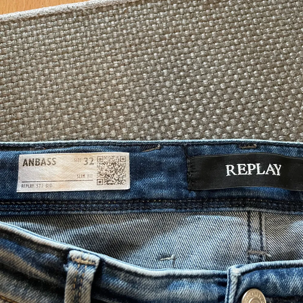 Tja säljer ett par Replay anbass 573 bio i storlek 32 32, skick 9/10 knappast använda, har ni ngn fråga är de bara att skriva . Jeans & Byxor.