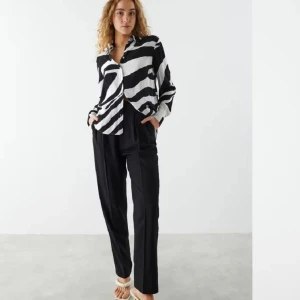 Kostymbyxor  - Endast använts 1 gång inga defter eller så. Nypris var 499kr slutsålda idag