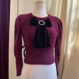 Stickad tröja Zara stl S - Stickad tröja med svart sammetsrosett och strasspännea. Sparsam använd. 