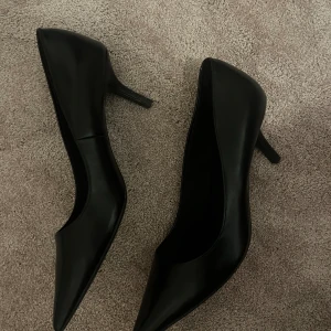 Klackskor  - Fina kitten heels endast använda vid ett tillfälle så mycket fint skick🩷