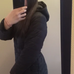 Guess vårjacka - Säljer denna Guess jackan. Använd, men i bra skick. Köparen står för frakten! 