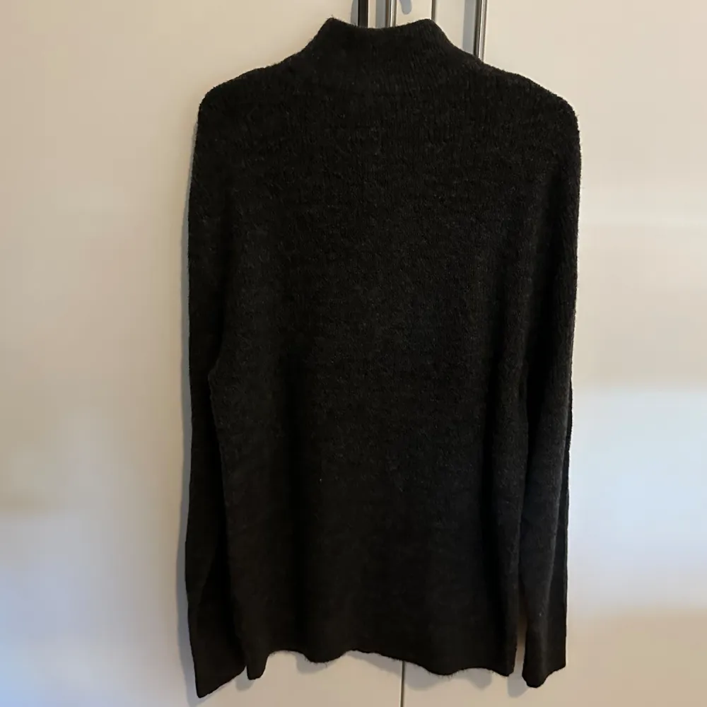 Helt ny full zip ull tröja som är i storlek M som är gjord i mycket fint material. Som är mörkgrå/svart.. Tröjor & Koftor.