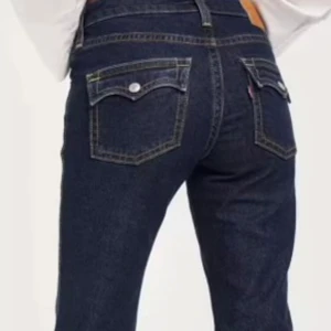 Levi’s Noughties Boot - Levi’s blå, tvättade en gång använda ett fåtal gånger. Strl 26 längd 30. Nypris 1400:- Rök- och djurfritt hem.