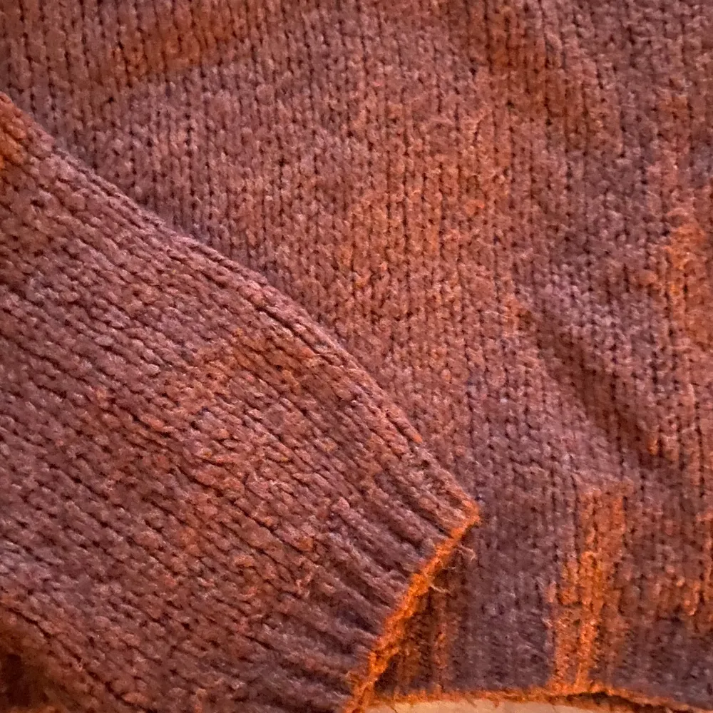 Väldigt varm stickad tröja med polokrage. Är i brun/mörk orange färg. Aldrig används, endast tvättad. . Stickat.