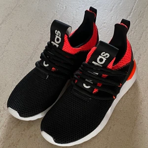 Adidas skor - Bild:1 Säljer sonens adidas skor i nyskick Storlek 36 Pris: 299:-  Bild 2 Adidas skor nyskick Storlek 36 Pris: 250:- 