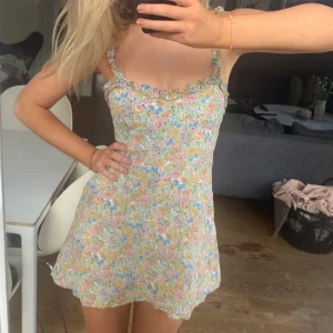 Sommarklänning  - (Lånade bilder) supergullig sommarklänning från zara, strl m men liten i storlek så passar bättre på xs/s!💕💕