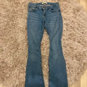 Fina lågmidjade bootcut jeans från zara! Har ett hål vid grenen (där av priset, se bild 3) men är nog enkelt att laga💕 Nypris: 400kr, storlek: 36, s och passar perfekt på mig som är 167💞