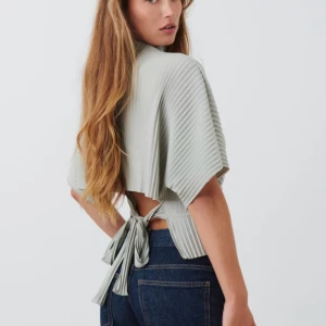 Plisserad Topp  - Jätte fin grön plisserad topp med knytning i ryggen, perfekt nu till vår och sommar. Storlek Medium från ginatricot super fint skick!