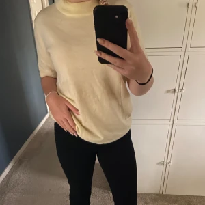 Stickad T-shirt - Den perfekt pastel gula stickade t-shirten, hur snygg till våren!😍 Storlek 40 men upplevs som S-L!🐆 Pris: 99kr + frakt😋 Psst: 3 för 2 tills 1 maj! Kolla på annonsen tillhörade erbjudandet för mer info!🥳