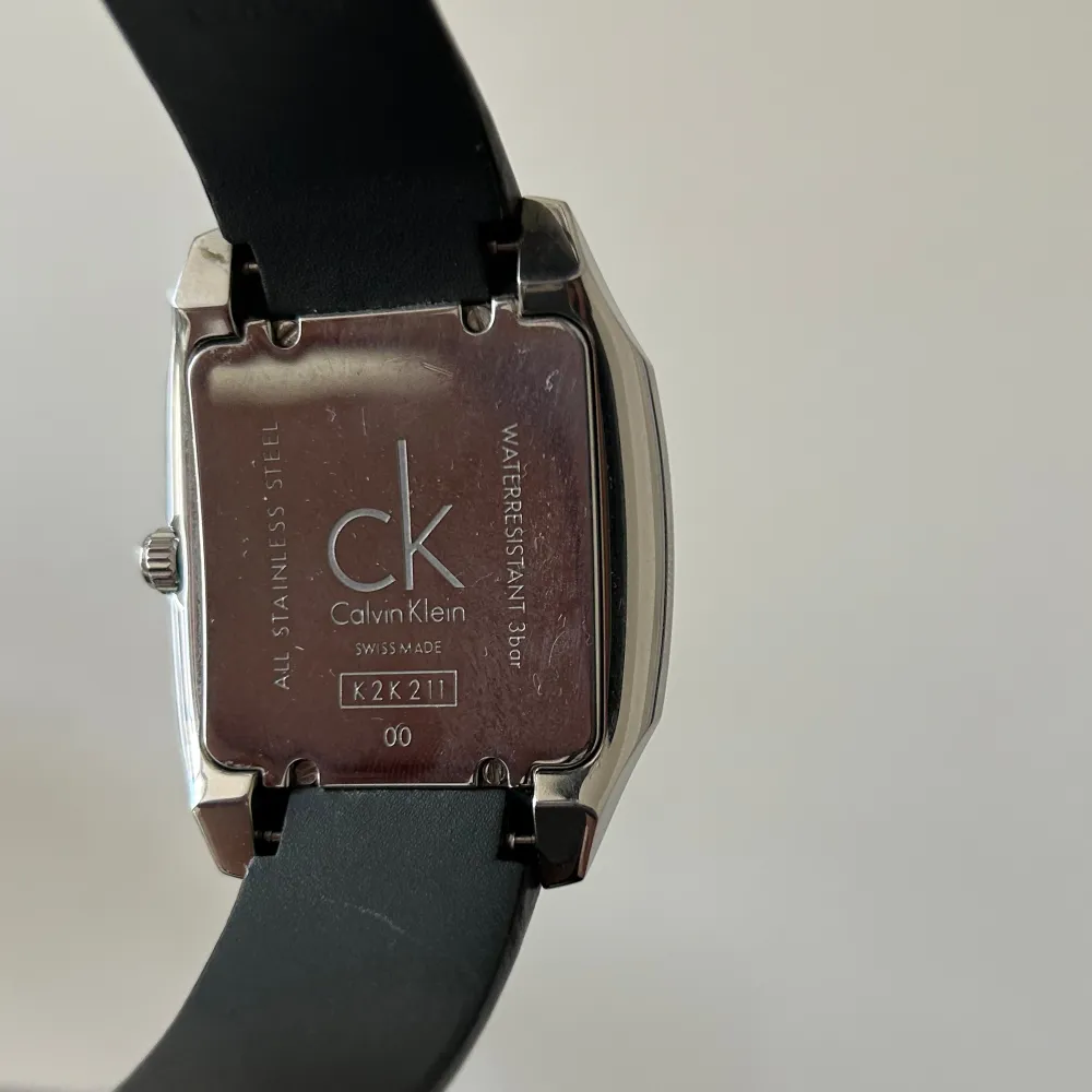 Fin Calvin Klein klocka med läderarmband. Urtavla 40x40mm. Tyvärr så har den inte kommit till så stor användning för mig och hoppas att den får en ny ägare. Kommer ifrån ett rök och djurfritt hem! Se mina övriga annonser 🌸. Övrigt.