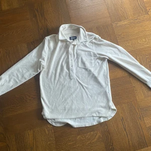 Frotté Tröja Nikben - Nypris: Ca 1500 kr Otroligt skön och perfekt till sommaren Mycket bra skick! Storlek: S (kan passa M)