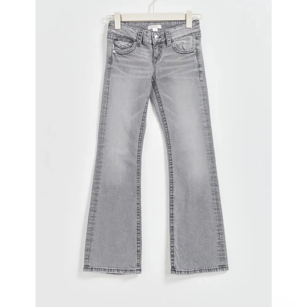 Säljer dessa snygga populära jeans från Gina tricot knappt använda. Nypris 349 säljer för 200. Jeans & Byxor.