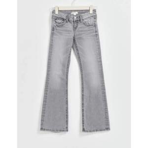 Säljer dessa snygga populära jeans från Gina tricot knappt använda. Nypris 349 säljer för 200