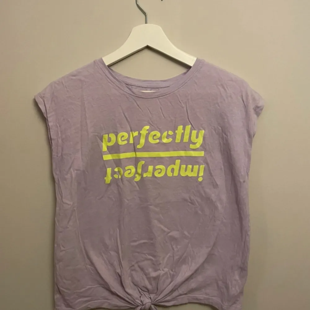 Säljer en t-shirt från firefly. Är i fint skick. . T-shirts.
