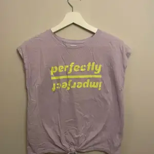 Säljer en t-shirt från firefly. Är i fint skick. 