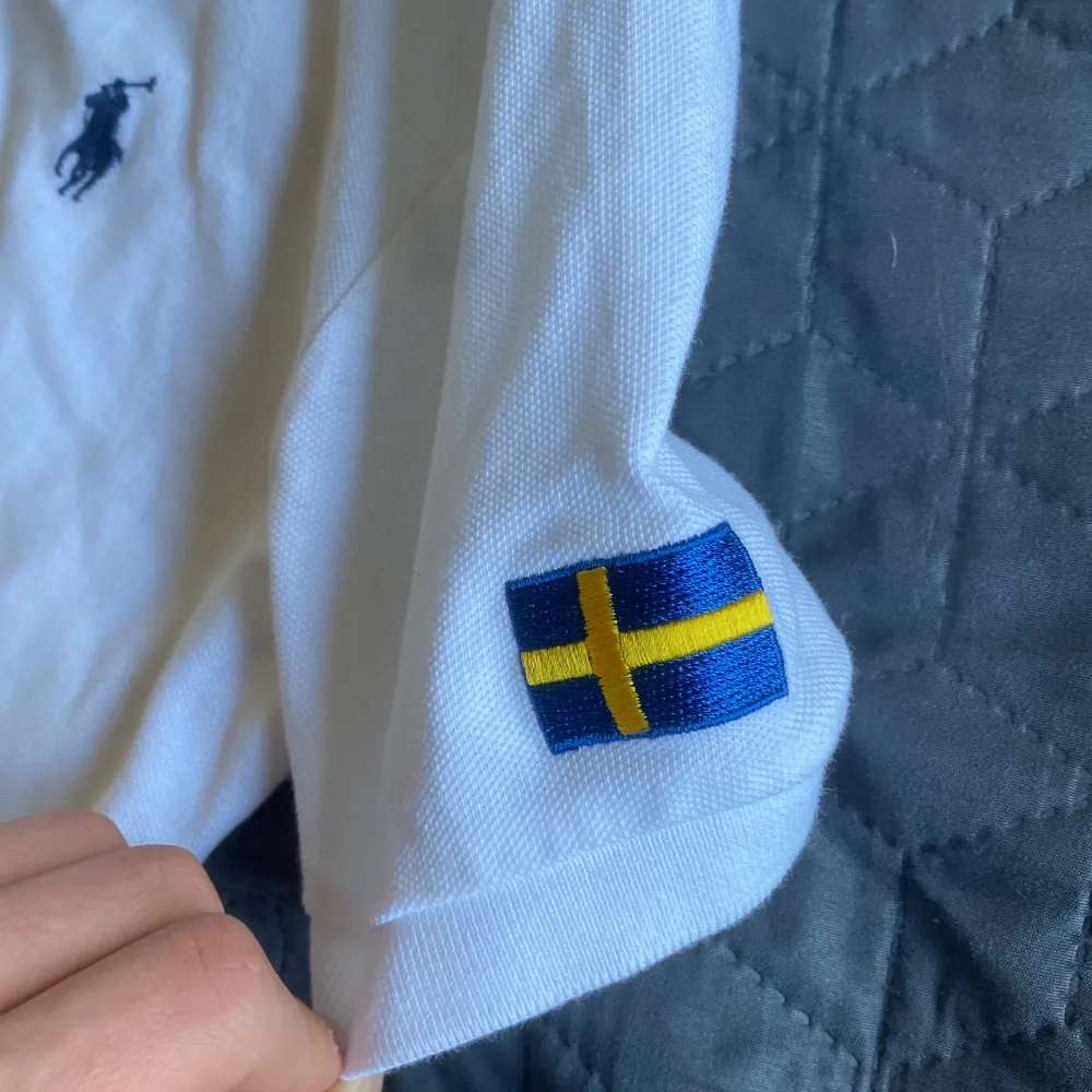 Ralph louren X limited edition piké, av navigator us team, finns endast 10 stycken i hela Sverige, frakt utan Plick med spårbar frakt PostNord, returer om man ej är nöjd! Mvh. T-shirts.