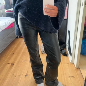 Skinnbyxor - Skit snygga skinnbyxor från Missguided. Långa i benen på mig som är 173!!