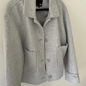 Jacka/kappa - Kort jacka/kappa från lager 157, helt ny, säljer för att jag beställde fel storlek. Ny pris: 400kr