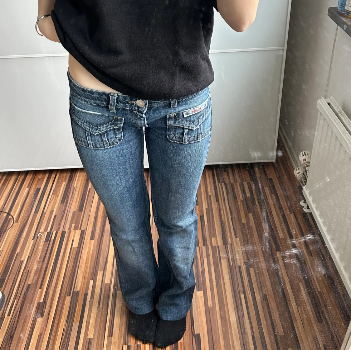 Coola jeans med fickor fram