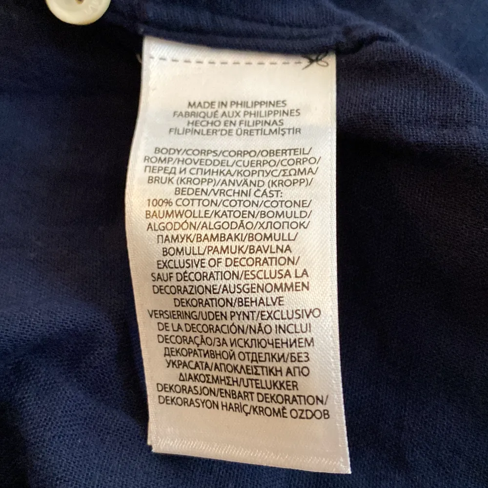 Säljer nu denna sköna Ralph Lauren skjorta i ett gott skick! Storleken är S kan passa M med! Nypris 1599kr❌ men säljer nu för endast 399kr✅ Hör av dig vid minsta lilla fundering 😊😊. Skjortor.