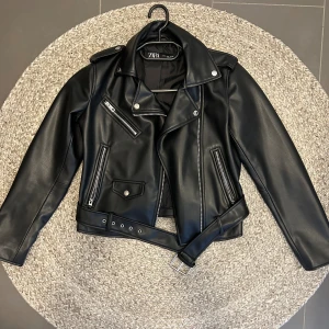 Zara skinnjacka  - Nästan ny , använt en gång bara .