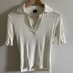 Topp - Topp från Ginatricot. Använd fåtal gånger, bra skick. Färg: cremevit🤍Storlek small