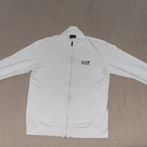 EA7 Tröja - Väldigt snygg och bekväm tröja. Storlek S, men passar i storlek M också. Pris: 850