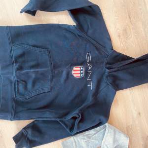 Fin mörkblå Gant hoodie i stl 158/164, sparsamt använd, jättefint begagnat skick! 