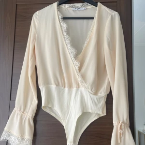 Body från NA-KD - Body från NA-KD. Krämvit 