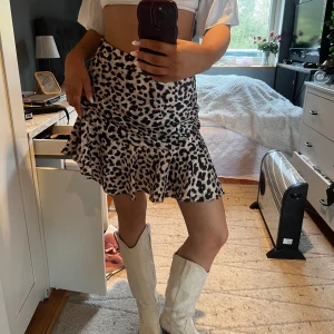 Leopard Kjol - Säljer nu denna as snygga satin leopard kjol😍 Använd endast ett fåtal gånger! Så trendigt just nu med leopard så passa på😉 Jag har även testat den som en topp och kan vara riktigt snyggt som även det!!💗Strlk. 40, passar XS, S & M skulle jag säga.