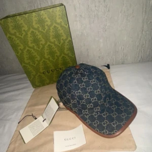 Gucci Denim keps - Säljer denna unika keps som knappast är använd, box låda och allt medföljer. Kvitto finns ej kvar men går att se äkthet. Pris kan diskuteras!