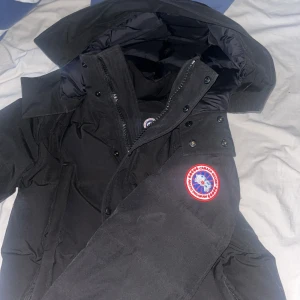 Canada goose wyndham - En äkta canada goose jacka skulle kunna sänka priset lite granna köpte den för 10 och den är använd en bra stund så pris kan diskuteras!