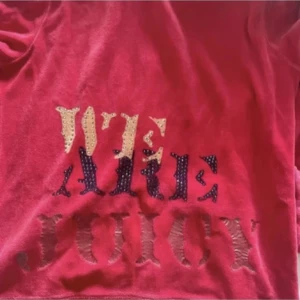 Juicy kofta - Säljer en röd juicy kofta med färgglatt tryck på baksidan i strl S, i anvönt skick!