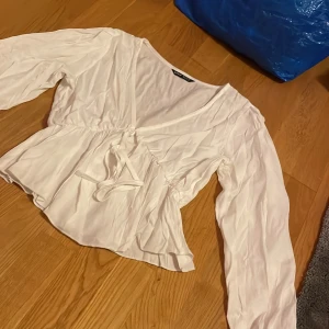 Vit blus  - Inte genomskinlig 