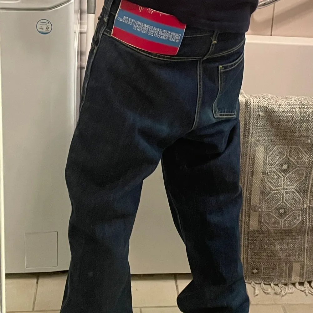 Calvin klein jeans av raf simons, rätt så långa, skulle tippa på 33 i längd. 29 - 30 i midjan. Jeans & Byxor.