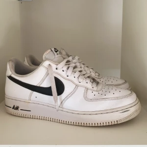 Nike air force 1 ’07 - Nike air force 1 ’07. Bra skick, inte creasade. Tyvärr ingen låda. Skick 8/10. Nypris 1300kr 