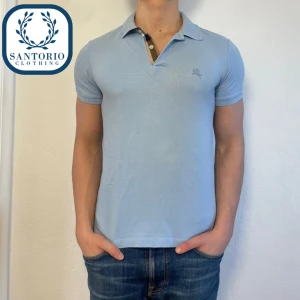 Burberry Piké Ljusblå  - Fet Burberry Piké i 10/10 skick! Han på bilden är ca 175/67kg Skriv vid frågor eller funderingar🙌