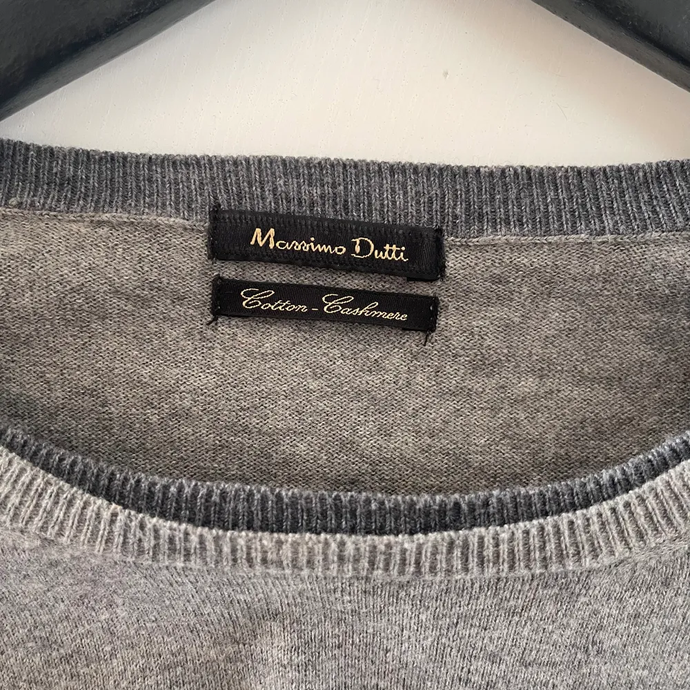 Hej! Säljer en unik Massimo Dutti tröja med snygga blåa detaljer i en cashmereblend som knappast används. Tröjan har inga defekter och är i princip exakt samma som när den köptes, vid frågor eller funderingar är det bara att fråga🙌🏻. Tröjor & Koftor.