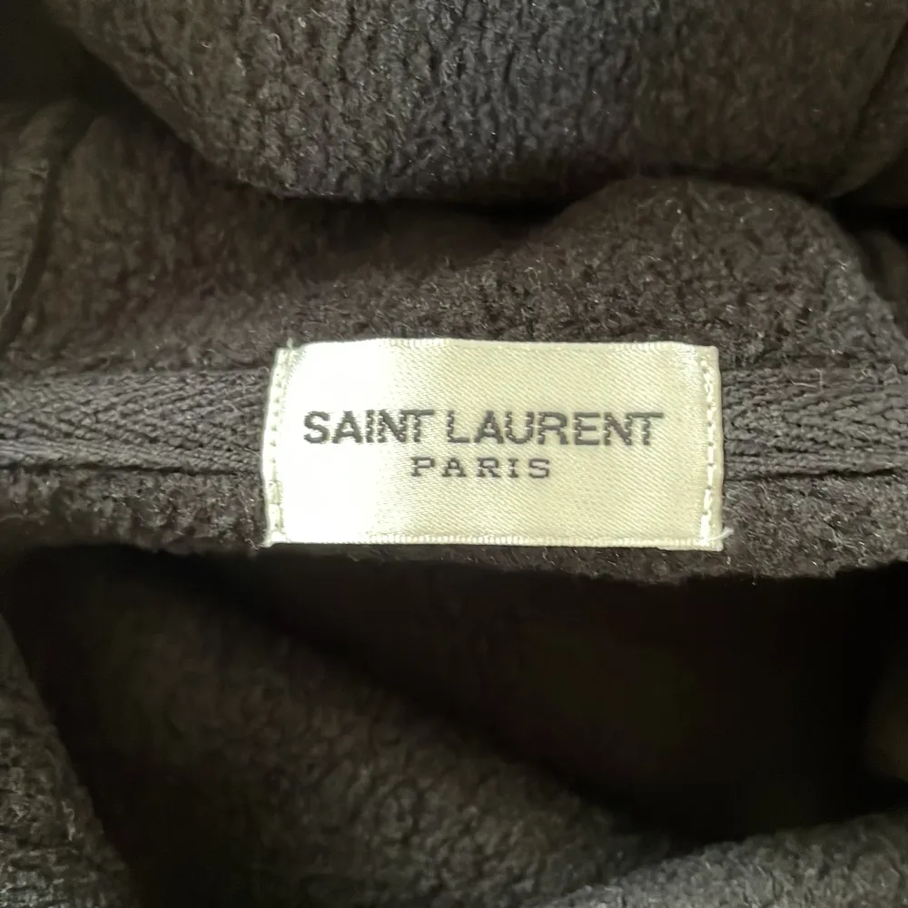 Skit snygg Saint Laurent hoodie i ny skick, 10/10 Sjukt bra passform Ny pris 8000kr säljer för 3000kr Pris kan diskuteras vid snabb affär . Hoodies.
